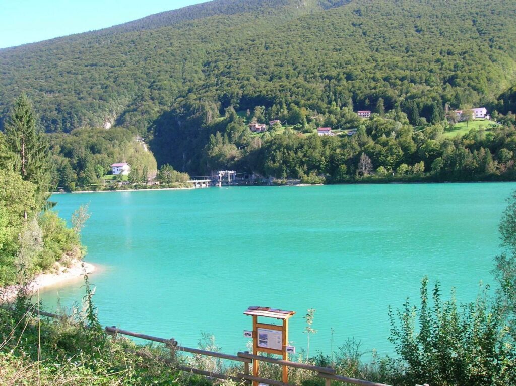 Il lago di Barcis, dalle acque verde smeraldo, circondato dai versanti boscosi della valle